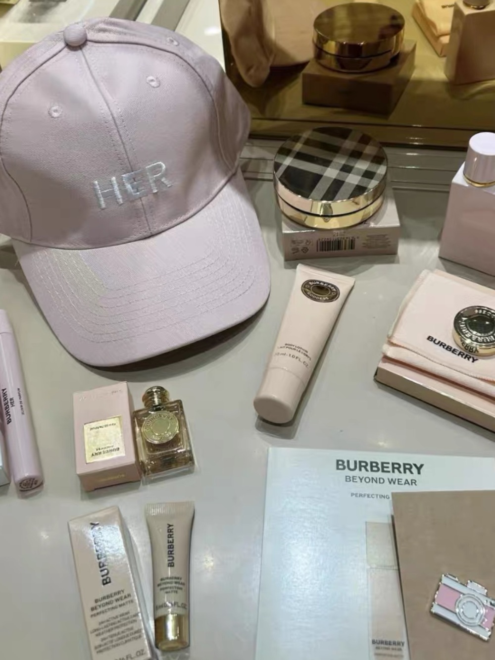 Burberry perfume gift set - Picture 11 of 12